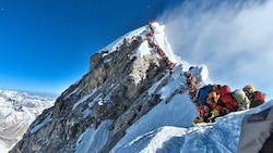 Diese Aufnahme aus dem Jahr 2019 zeigt den Stau der Bergsteiger am Hillary Step unterhalb des Everest-Gipfels.  (Bild: AFP or licensors)