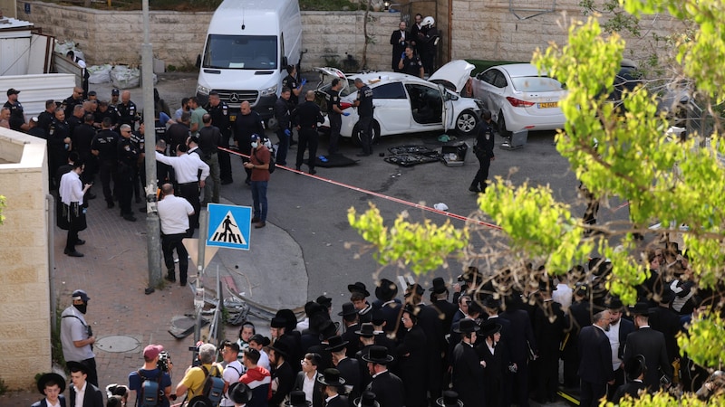 Ultraortodox zsidók gyűltek össze a helyszínen. (Bild: AFP)