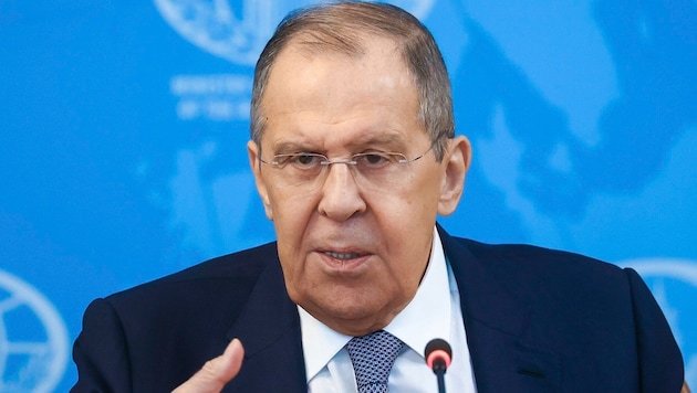 Russlands Außenminister Sergej Lawrow hat sich zu dem neuen US-Friedensplan für die Ukraine zu ...