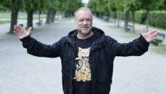 Legendär und bekannt aus „Muttertag“, „Kaisermühlen Blues“, „Die Lottosieger“ und vom Schlabarett: Am 28. April feiert Reinhard Nowak seinen 60. Geburtstag. (Bild: Reinhard Holl)