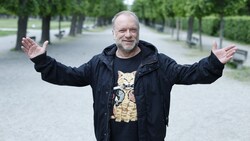 Legendär und bekannt aus „Muttertag“, „Kaisermühlen Blues“, „Die Lottosieger“ und vom Schlabarett: Am 28. April feiert Reinhard Nowak seinen 60. Geburtstag. (Bild: Reinhard Holl)