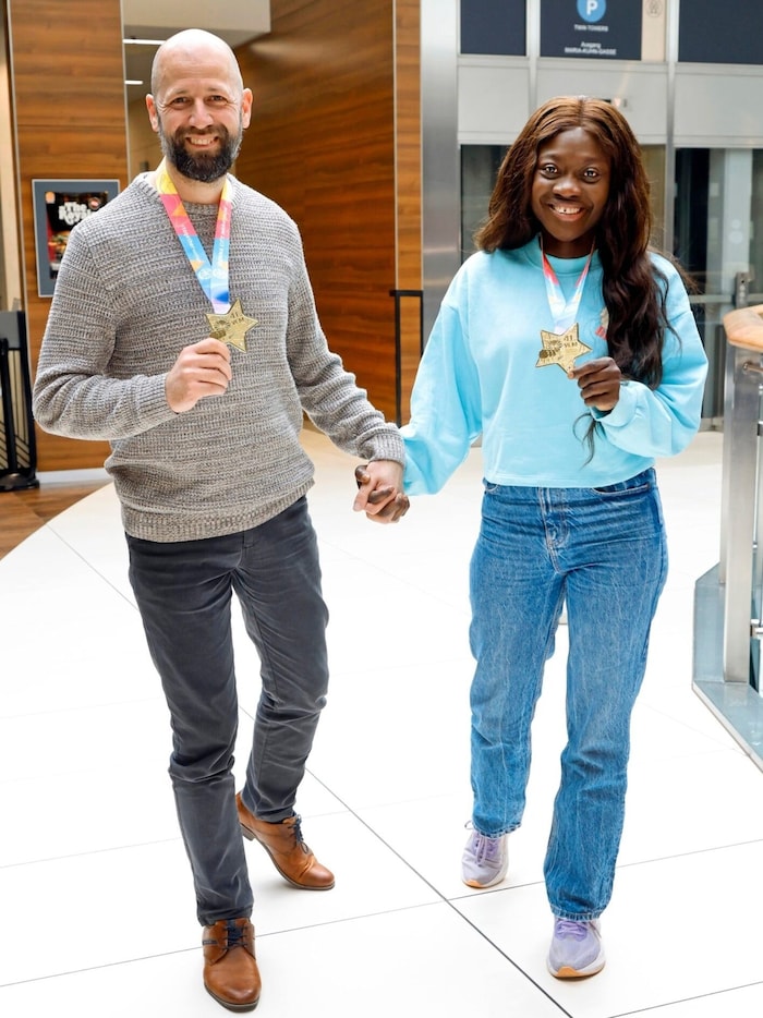 Er hinkt, sie hat Rückenweh: Das Marathon-Paar Bobby und Abena beim Treffen in der ...