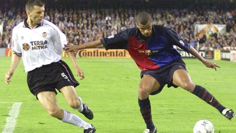 Rivaldo (re.) in seiner Glanzzeit als Supertechniker bei Barca (Bild: APA/AFP/Patrick HERTZOG)