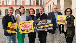 Die Initiatoren der Petition: Spitzenkoch Christof Widakovich, Landwirtin Melanie Haas, Agrarlandesrätin Simone Schmiedtbauer, Landwirtschaftskammer-Präsident Franz Titschenbacher, Traditionsfleischer Josef Mosshammer und Ernährungswissenschaftlerin Sandra Holasek (v. l. n. r.). (Bild: Christian Jauschowetz)