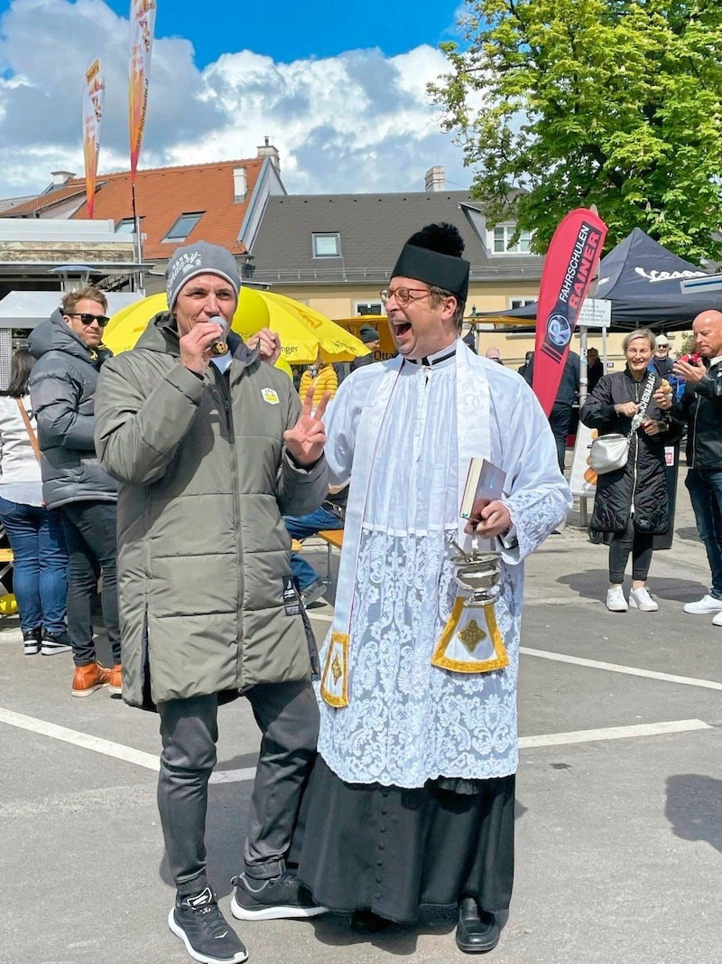 Erster öffentlicher Auftritt nach ORF-Aus: Philipp Jelinek moderierte bei einem Charity-Vespatreffen in Klosterneuburg bei Wien. Im Bild zu sehen ist er mit Pater Ambros Boyd. Der Geistliche gab den Anwesenden und ihren Fahrzeugen den Segen von oben. (Bild: zVg)