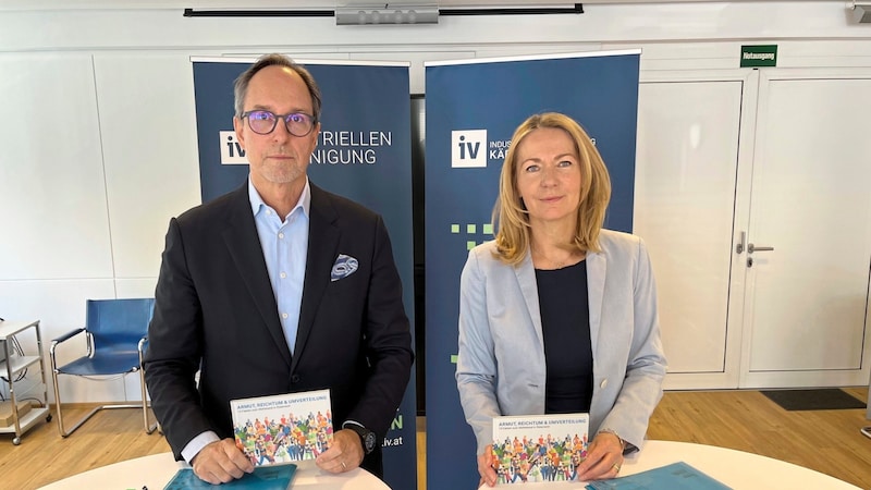 IV President Timo Springer and IV Managing Director Claudia Mischensky not only presented the economic survey, but also an information booklet on the topic of prosperity in Austria. (Bild: Felix Justich)