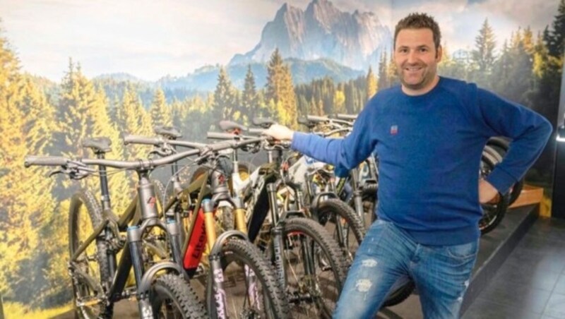 Hans-Peter Gratt (Kufstein) mit einer Auswahl seiner Räder. (Bild: Hans-Peter Gratt)