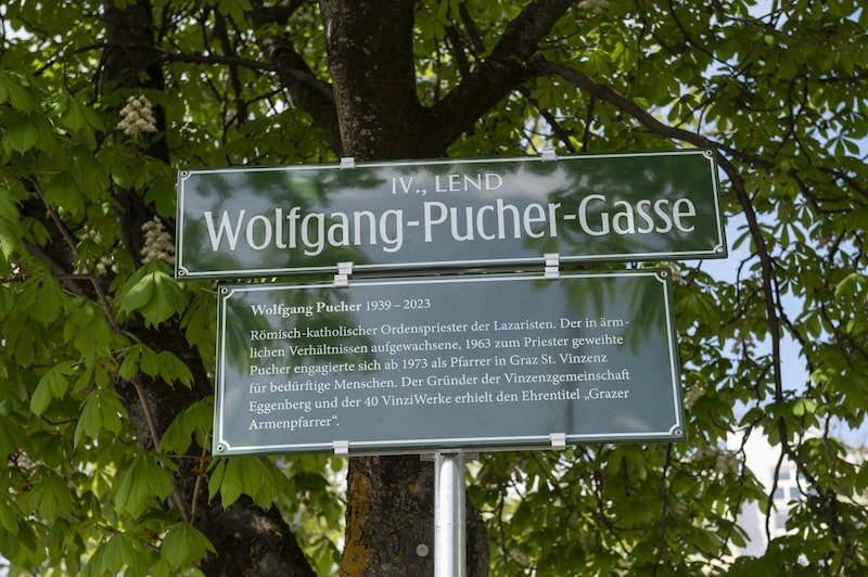 Wolfgang Pucher ließ sich mit dem alten Straßenschild der Heßgasse begraben. Sein Name ziert nun das neue Schild. (Bild: Stadt Graz/Foto Fischer)