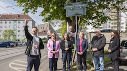 Bei der Segnung der Wolfgang-Pucher-Gasse waren die Stadtpolitik Graz, die VinziWerke und Pfarrer Bernhard Pesendorfer anwesend. (Bild: Stadt Graz/Foto Fischer)