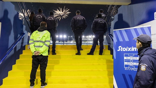Die griechische Regierung hat nach dem Tod eines Polizisten für zwei Monate die Stadien für alle Fans gesperrt. Nun dürfen die Anhänger etwa von Fußballklubs nur noch mit Tickets ins Stadion, für die sie zuvor online ihre Personaldaten angeben müssen. (Bild: Copyright 2023 The Associated Press. All rights reserved)