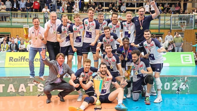The Hypo volleyball players celebrated the 12th championship title in the club's history. (Bild: GEPA pictures)
