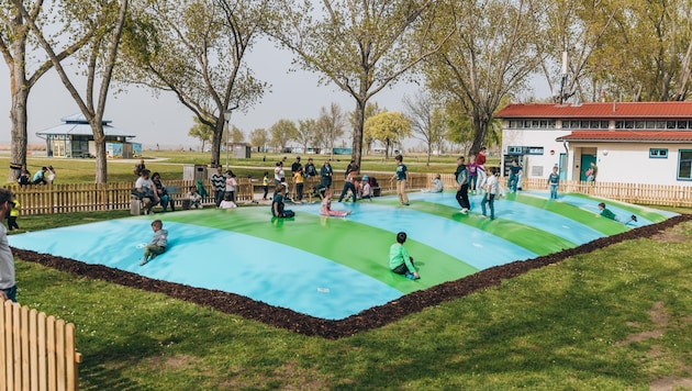 Das größte Hüpfpolster Österreichs liegt in Podersdorf am Podo Beach. (Bild: Eric van Ommen/Podersdorf am See)