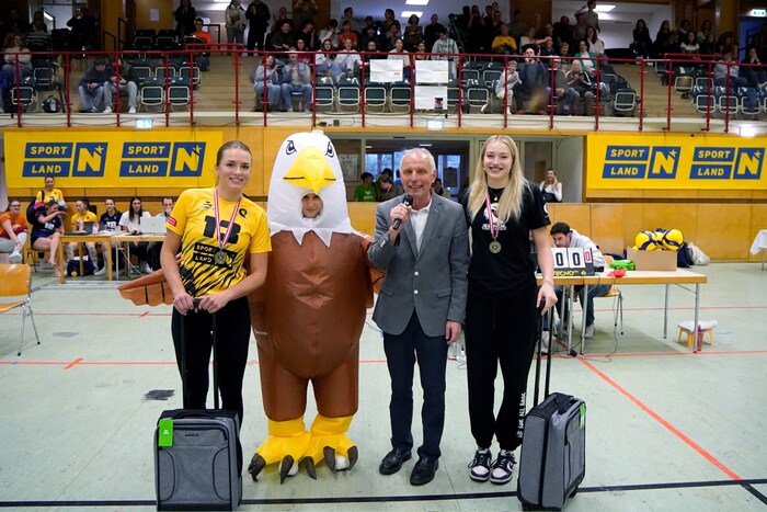 Sokol-Boss Karl Hanzl verabschiedete feierlich Kapitänin Miksikova (li.), gratulierte Lia Berger zu U18-EM-Silber am Beach.