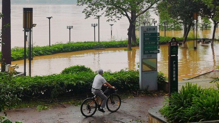 In der Provinz Guangdong stiegen Flüsse an.
