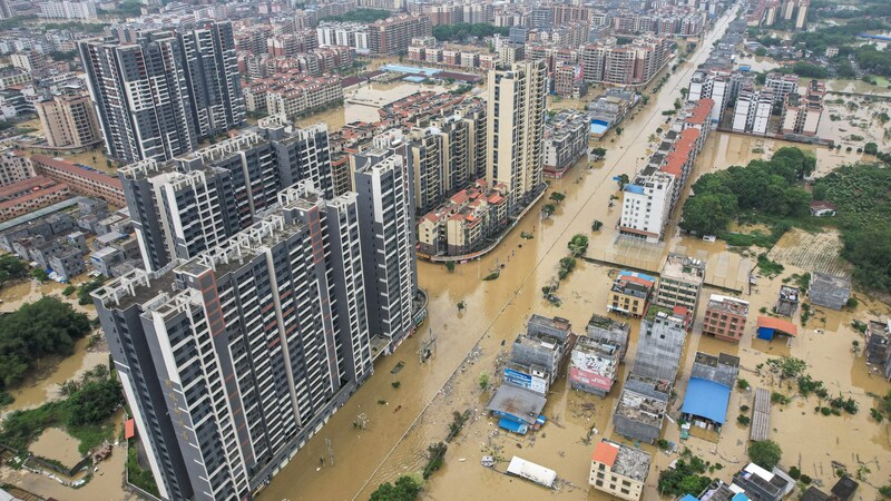 Büyük Qingyuan kenti 45,000'den fazla kişinin tahliye edilmesiyle özellikle etkilendi. (Bild: AFP)