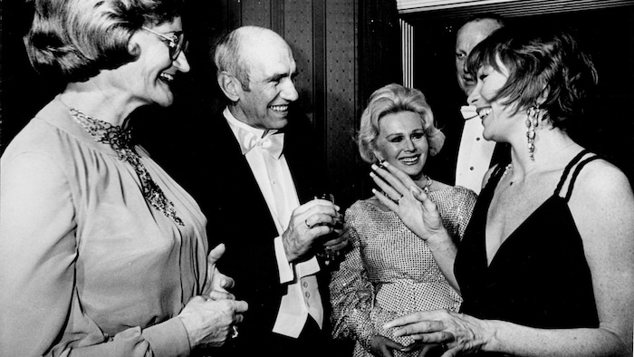 Shirley MacLaine (ganz rechts) bei ihrem Opernball-Besuch 1976 mit Rudolf Kirchschläger