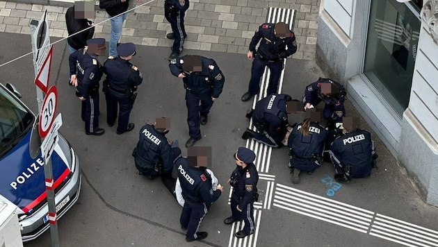 After a short chase, the man was arrested. (Bild: Leserreporter, Krone KREATIV)