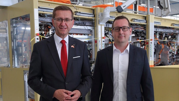 Geschäftsführer von STIWA in China, Mathias Schwamberger (re.) mit Wirtschaftslandesrat Markus ...