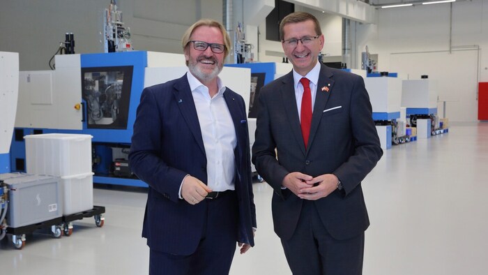 VP-Landesrat Markus Achleitner (re.) mit Thomas Bründl (Starlim-Chef) im neuen Werk von Starlim ...