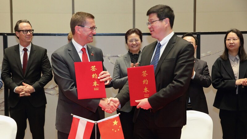 Beim Besuch in der Stadt Nantong wurde eine Kooperation für weitere Zusammenarbeit unterzeichnet. (Bild: Land OÖ/Grilnberger)