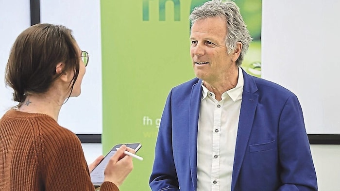 Redakteurin Nadine Isser im Gespräch mit FH-Rektor Walter Draxl