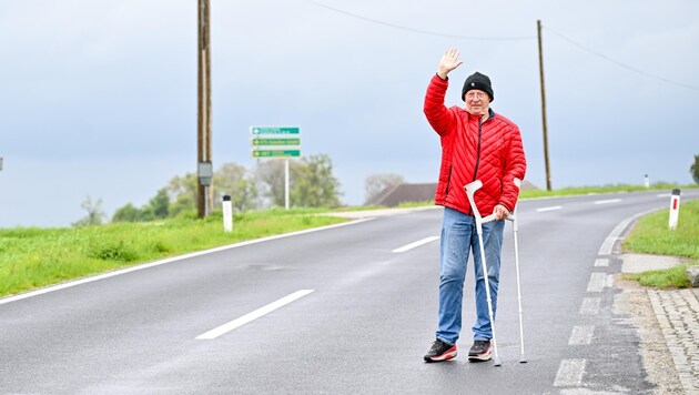 Josef Untermair (74) tried to get an approaching biker to slow down by waving. He was grazed and injured. (Bild: Dostal Harald)