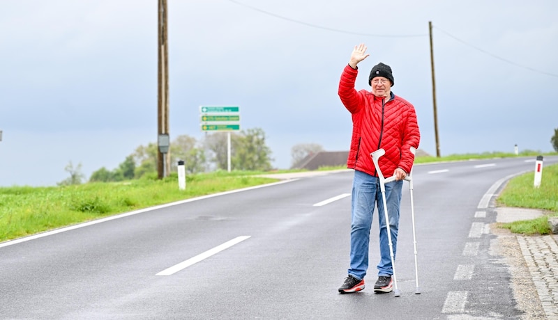 Josef Untermair (74) versuchte winkend, einen heranrasenden Biker zum Abbremsen zu bewegen. Er wurde dabei gestreift und verletzt. (Bild: Dostal Harald)