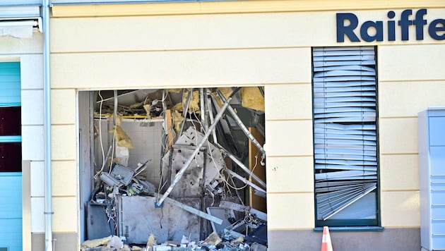 A pusztítás nyoma: még októberben egy holland banda Bécs közelében felrobbantotta a fél bankot, valamint az ATM-et. (Bild: Imre Antal)