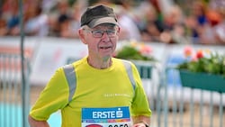 Felix Pauli beendete Sonntag mit 84 Jahren den Vienna City Marathon. (Bild: VCM/Sportograf)