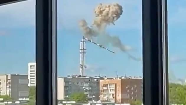 Ukrayna'nın Kharkiv kentindeki bir televizyon kulesi, yetkililerin daha önce bir Rus saldırısı olduğunu bildirmesinin ardından çöktü. (Bild: Screenshot/Twitter.com)