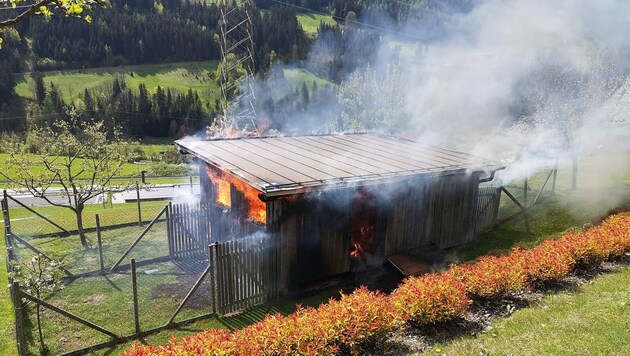 Bild des Brandes in Klaus (Bild: Feuerwehr Schladming)