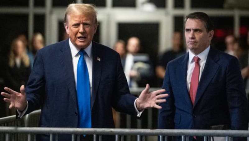 Former US President Donald Trump speaks to the media after the first day of opening statements in his trial before the criminal court in Manhattan for falsifying documents in connection with hush money payments. (Bild: AP)