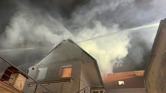 Der Brand am Dach des Wohnhauses hinterließ einen Schaden von 200.000 Euro.