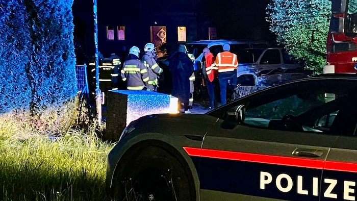 Unzählige Rettungskräfte waren am Montag bei dem Vorfall in der Wohnsiedlung in Obertrum im Einsatz.