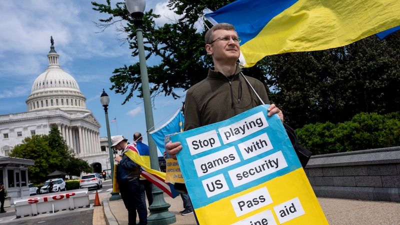 Aktivisten setzen sich vor dem Kapitol in Washington für mehr Ukraine-Hilfen ein. (Bild: CASSOCIATED PRESS)