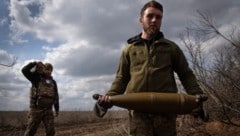 Ukrainische Soldaten in der Region Donezk, unweit der Stadt Bachmut (Bild: ASSOCIATED PRESS)