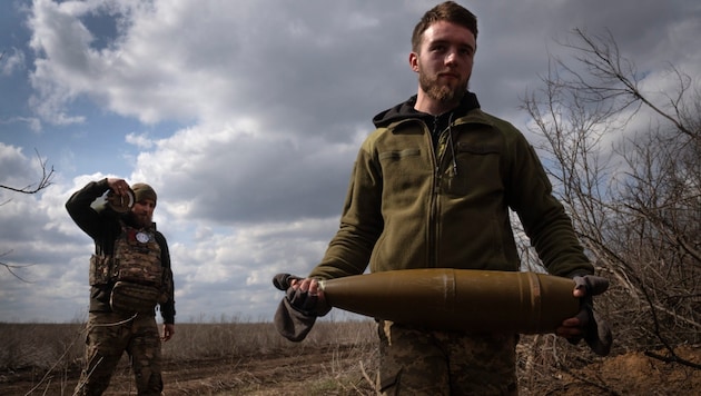 Ukrainische Soldaten in der Region Donezk, unweit der Stadt Bachmut (Bild: ASSOCIATED PRESS)