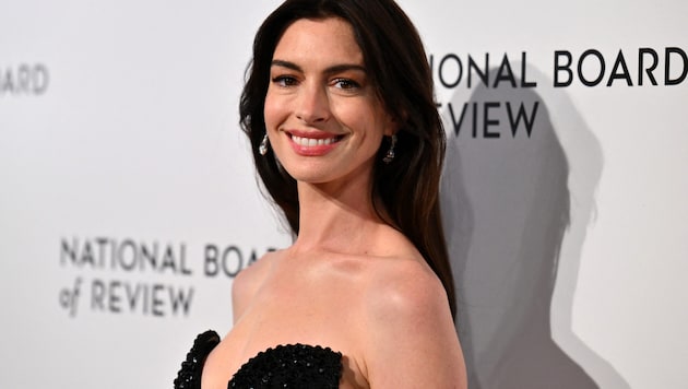 Anne Hathaway denounces the "simply disgusting kissing tests" she was forced to do at the beginning of her career. (Bild: APA/AFP/ANGELA WEISS)