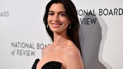 Anne Hathaway prangert die „einfach ekligen Kussproben“ an, zu denen sie zu Beginn ihrer Karriere gezwungen wurde. (Bild: APA/AFP/ANGELA WEISS)