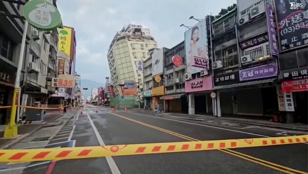 The new quake caused a building to lean. (Bild: AP)