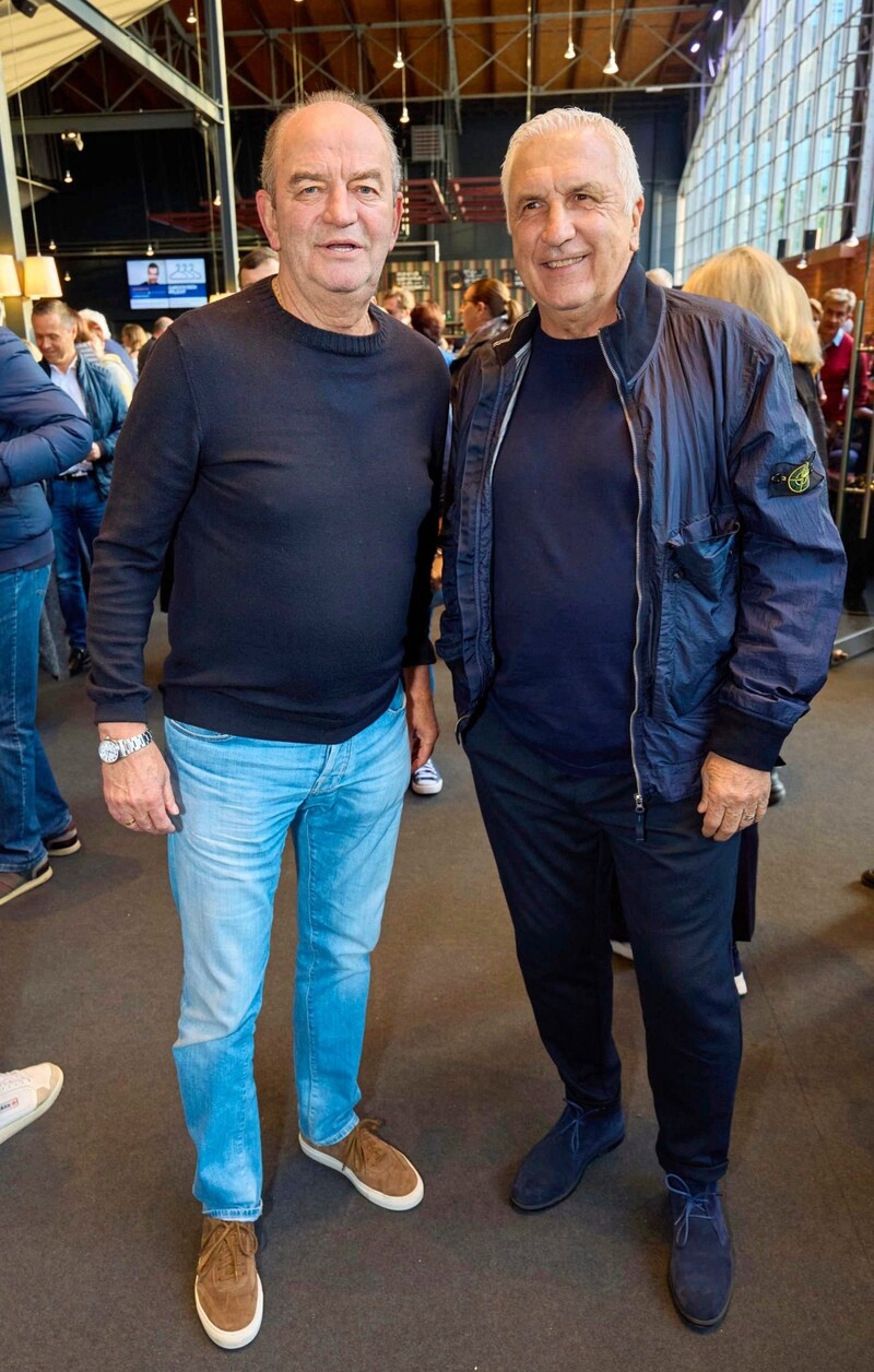 Die beiden Fußball-Idole Herbert Prohaska (links) und Hans Krankl sind Freunde und Fans des unterhaltsamen Duos.  (Bild: Starpix / A. Tuma)