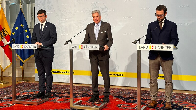 Landeshauptmann-Stellvertreter Martin Gruber (ÖVP), Landeshauptmann Peter Kaiser (SPÖ) und Landesrat Sebastian Schuschnig (ÖVP) bei der Pressekonferenz nach der Regierungssitzung. (Bild: Clara Milena Steiner)