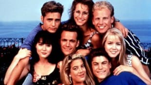 Shannen Doherty trug auf einem der berühmtesten Bilder der „Beverly Hills 90210“-Stars das Kleid, indem Tori Spelling ihre Jungfräulichkeit verlor. (Bild: Everett Collection / picturedesk.com)