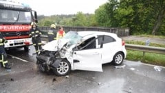 Der Pkw prallte seitlich zwischen Zugmaschine und Aufleger in den Lkw. (Bild: Thomas Lenger/monatsrevue.at)