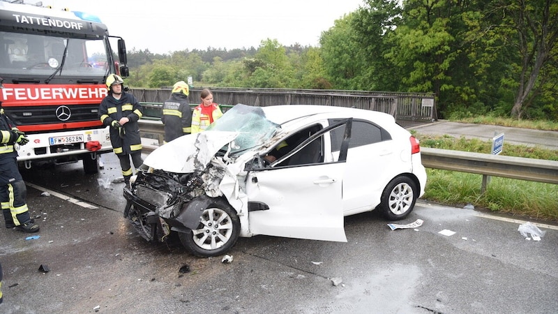 Der Pkw prallte seitlich zwischen Zugmaschine und Aufleger in den Lkw. (Bild: Thomas Lenger/monatsrevue.at)