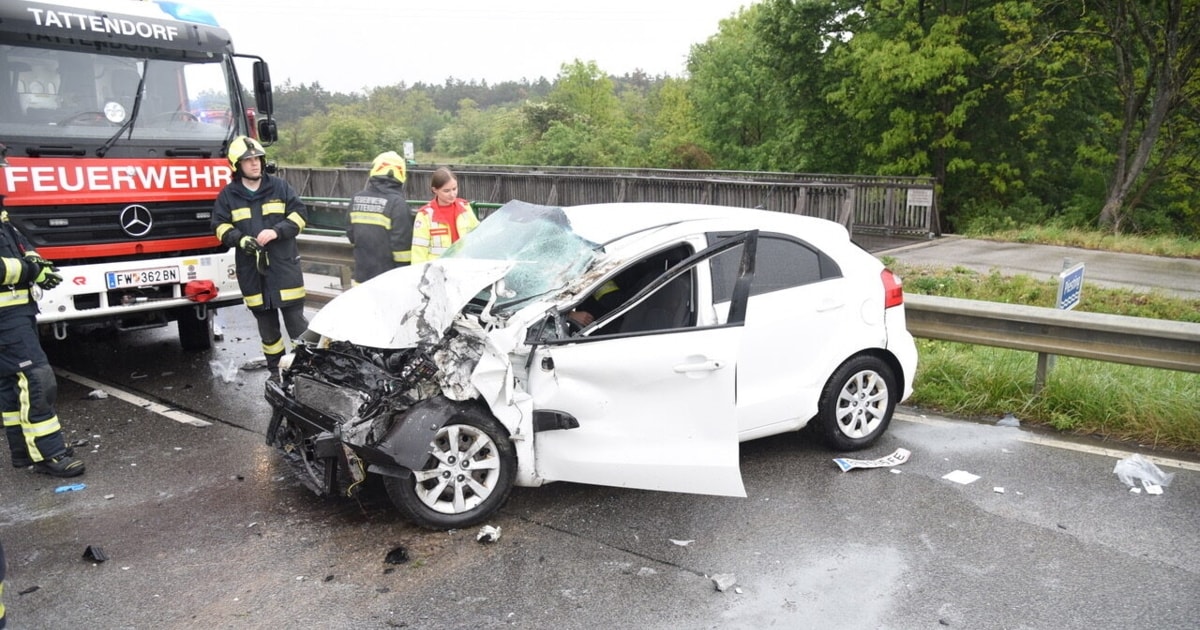 Auto prallte gegen Lkw - Zwei Schwerverletzte nach Unfall auf ...