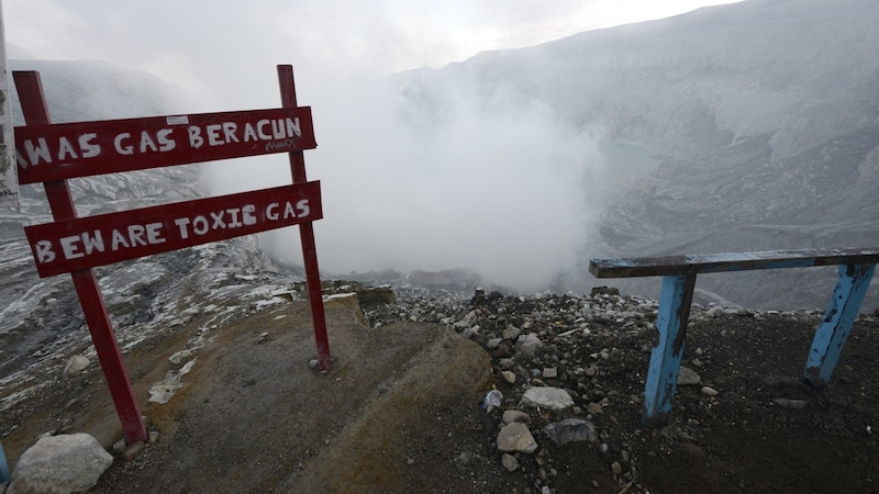 Warnungen vor den giftigen Gasen rund um den Vulkankrater (Bild: AFP)