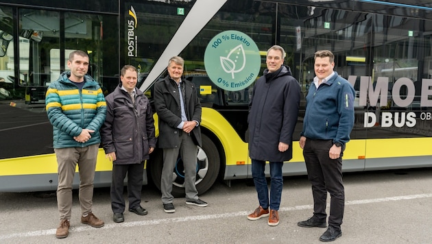 Leonard Lechner (Projektleiter Dekarbonisierung, VVV), Bernhard Speckle (Verkehrsdisponent, Postbus AG), Tim Joris Kasier (Vertretung der Europäischen Kommission in Österreich), Christian Hillbrand (Geschäftsführer VVV) und Mathias Schönherr (Verkehrsleiter Postbus AG).  (Bild: Vertretung der Europäischen Kommission/Stiplovsek)