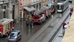 Einsatzkräfte vor der Filiale in der Herrengasse. (Bild: zVg)