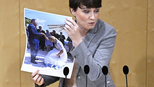 Maurer a Szabadságpárt oroszországi kapcsolatainak szimbólumával: Karin Kneissl FPÖ külügyminiszter 2018-ban Vlagyimir Putyin előtt pukedlizett. (Bild: APA/ROBERT JAEGER)